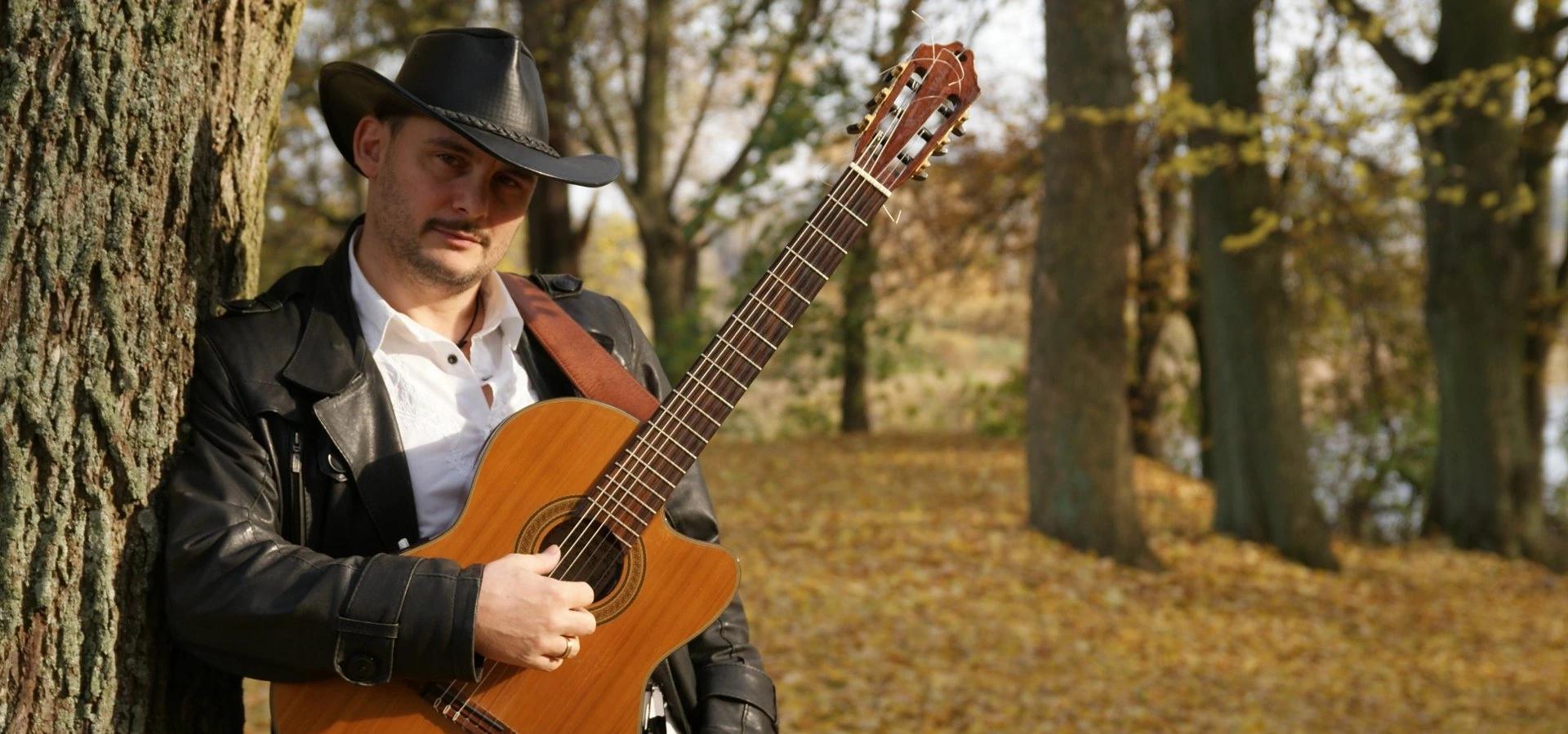 osoba grająca na gitarze